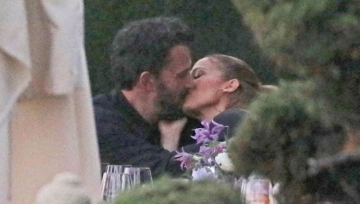 Ben Affleck dhe Jennifer Lopez fotografohen duke u puthur