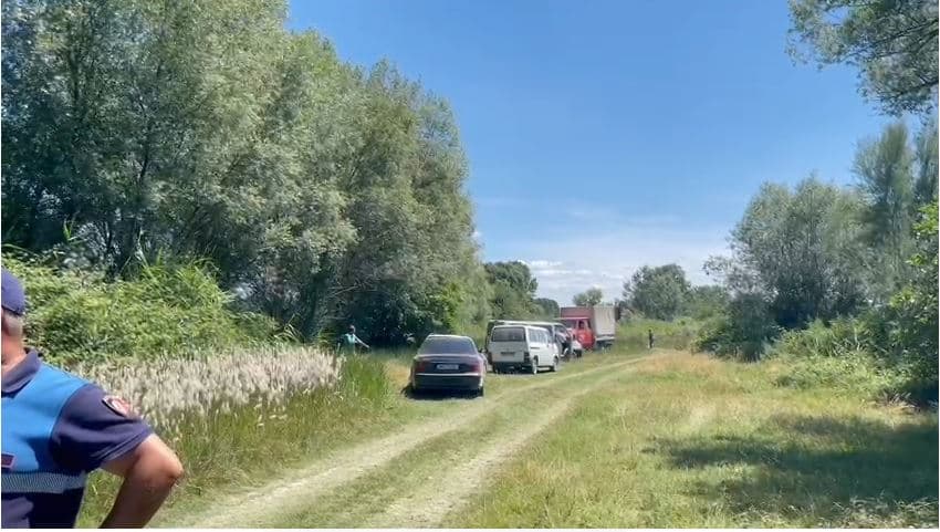Pamje nga vendngjarja ku humbën jetën dy elektricistët, shtylla u këput në mes