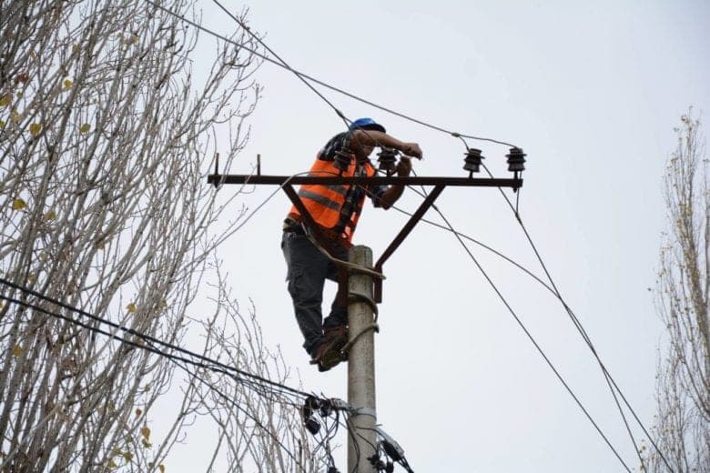 Bien nga shtylla e tensionit të lartë, ndërrojnë jetë dy elektriçistë