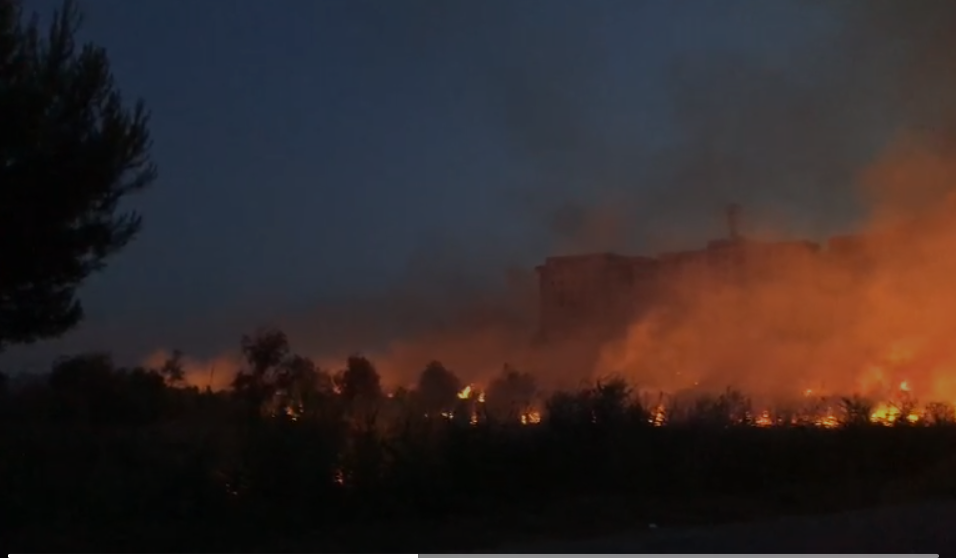 Zona e Knallës në Shëngjin nën pushtetin e zjarrit (VIDEO)