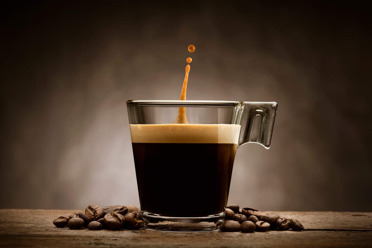 Kafe pa konsumuar mëngjes? Ja çfarë i shkaktoni trupit