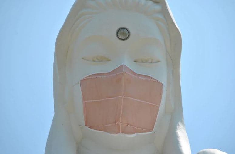 Japonia i vendos maskë anti-Covid statujës gjigante të perëndeshës budiste