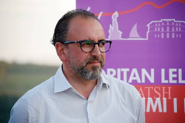 Dritan Leli u përgjigjet këshilltarëve të Bashkisë: Nuk ka mbledhje në ambiente të mbyllura!