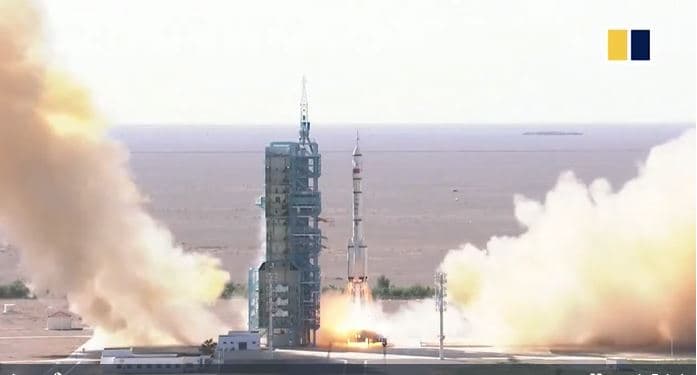 Kina nis tre astronautë drejt hapësirës (VIDEO)