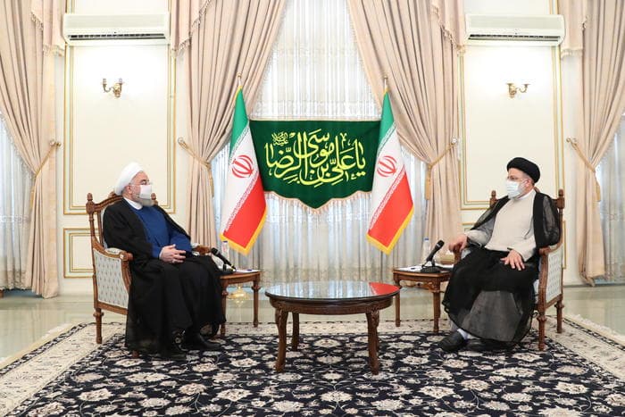 Aleati i Khameneit zgjidhet president në Iran (VIDEO)
