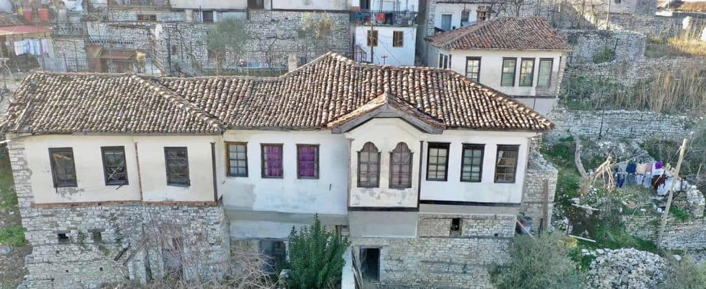 Restaurohen banesat “monument kulture” në lagjen “Kala” në Berat