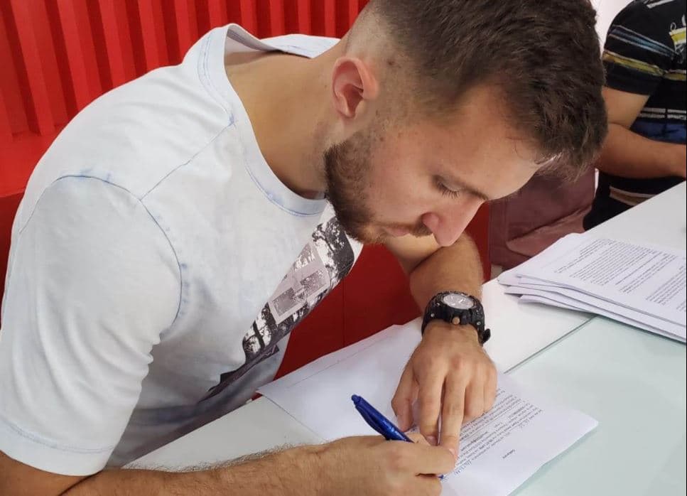 Hidhet e zeza mbi të bardhë, mesfushori firmos me Vllazninë