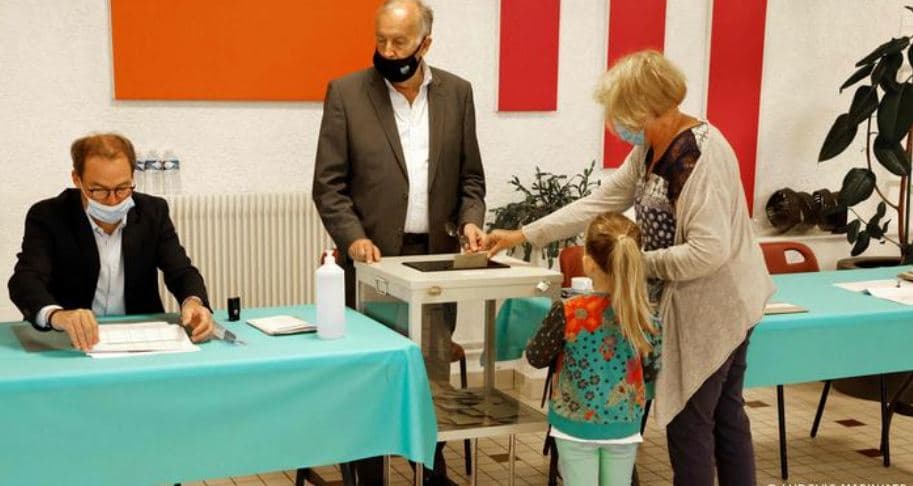 Zgjedhjet rajonale në Francë/ Republikanët të parët, zhgënjejnë Le Pen dhe Macron (VIDEO)