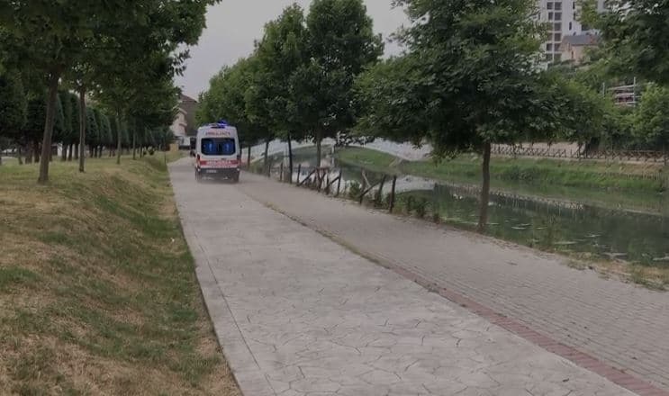 Lezhë, gruaja bie në lumë dhe rrezikon të mbytet