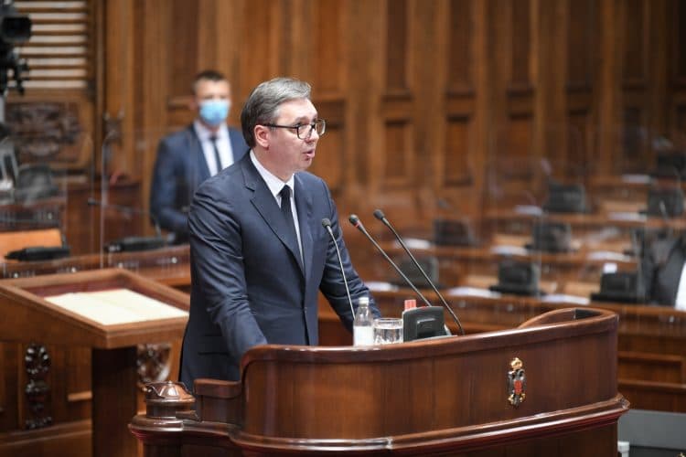 Vuçiç zbut tonet në Parlament: Serbia nuk ka nevojë për një konflikt të ngrirë me Kosovën (VIDEO)