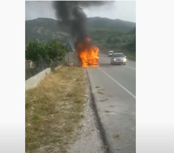     Shkrumbohet nga flakët një furgon i mbushur me goma në Memaliaj