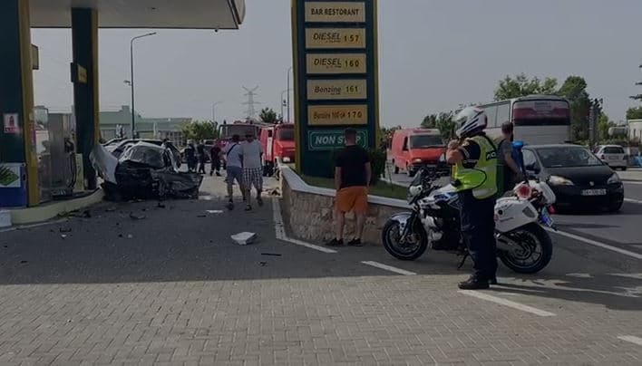 Makina humb kontrollin dhe përplaset me një pikë karburanti, dy të plagosur