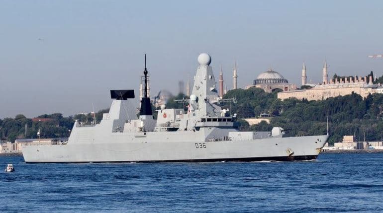 Ushtria ruse sulmon anijen luftarake britanike në Detin e Zi