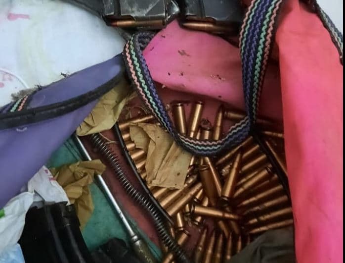 Pas sherrit tentoi të vrasë me armë zjarri bashkëfshatarin, pranga 30-vjeçarit në Maliq