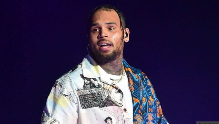 Chris Brown godet një grua pas konfliktit