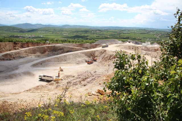 Merrnin inerte nga Shushica, procedohen dy administratorë firmash dhe inspektori i IKMT Vlorë