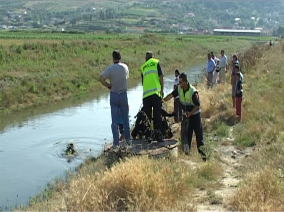 Bie në kanal teksa vadiste tokën, humb jetën 61-vjeçari