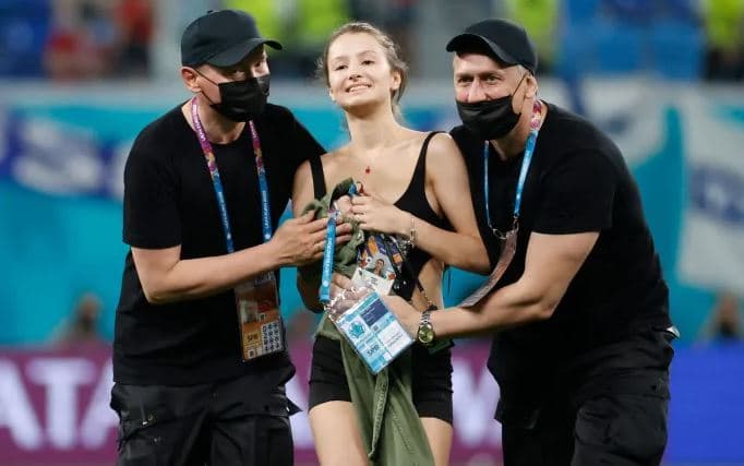 Modelja me rroba banjo ndërpret ndeshjen në Euro 2020 (VIDEO)