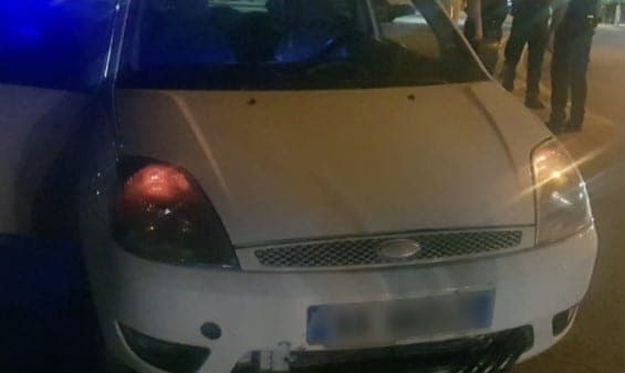 Shoferja në Elbasan përplas rëndë të riun me motor