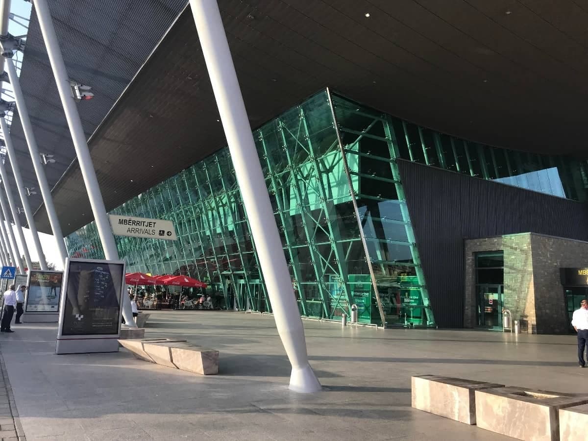 TIA njoftim për pasagjerët: Tamponi PCR mund të kryhet në aeroport, antigeni jo