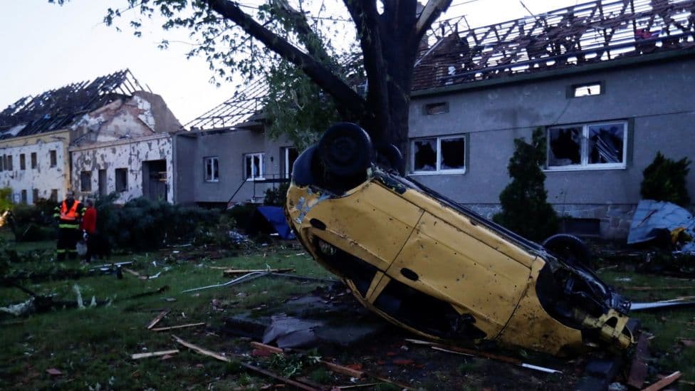 “Një ferr për së gjalli”, fshatrat e Çekisë përfshihen nga një tornado e frikshme (VIDEO)