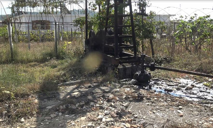58-vjeçari hipën mbi pusin e naftës në Kuçovë dhe kërcënon të hidhet