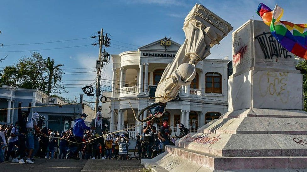 Protestuesit anti-qeverisë rrëzojnë statujën e Kristofor Kolombit 