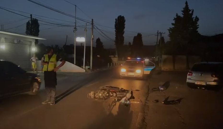 Makina përplas motorrin në Shëngjin, plagoset një person