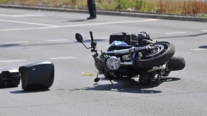 Humb drejtimin e motoçikletës përfundon jashtë rrugës, plagoset drejtuesi