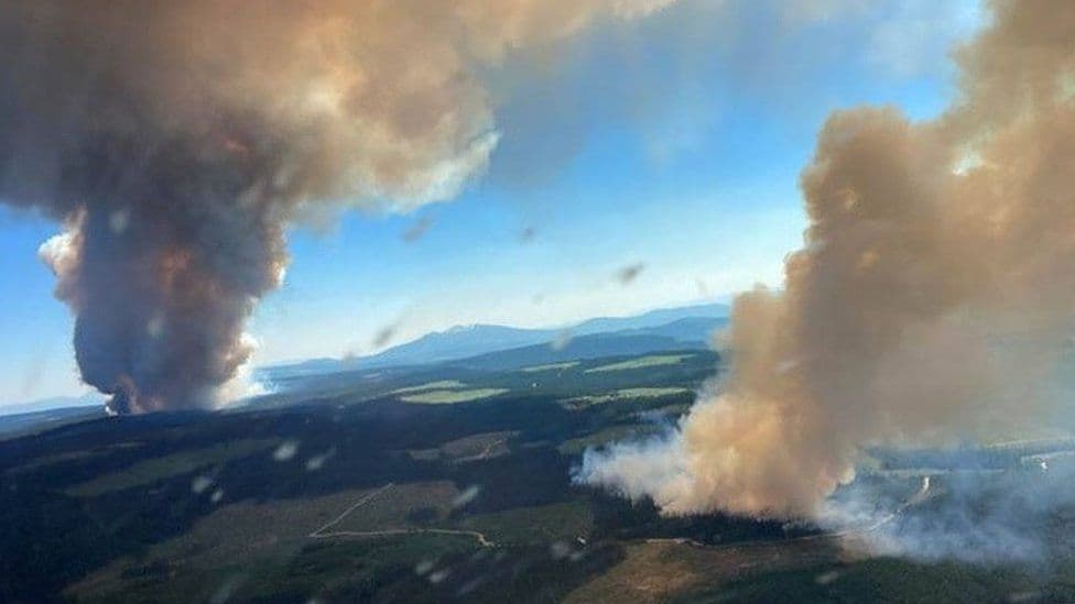 Temperaturat ekstreme, fshati kanadez përfshihet nga flakët