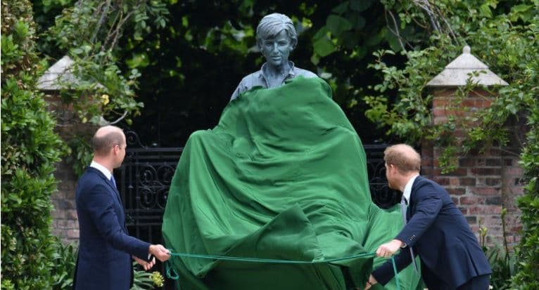 William dhe Harry bashkohen për të zbuluar statujën e princeshë Dianës (FOTO)