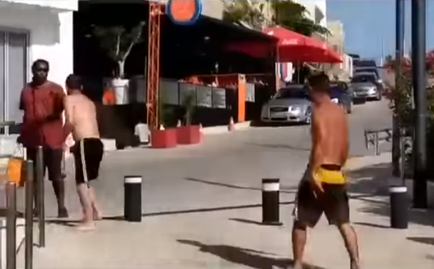 Tjetër incident në Jug, dy të rinj sulmojnë turistin amerikan (VIDEO)