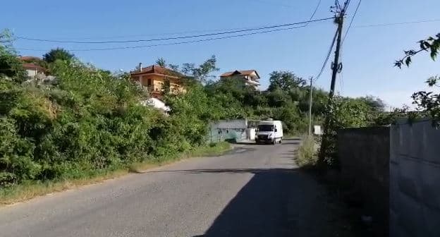 Automjeti bie në greminë në Elbasan, dyshohet për 5 të plagosur (VIDEO)