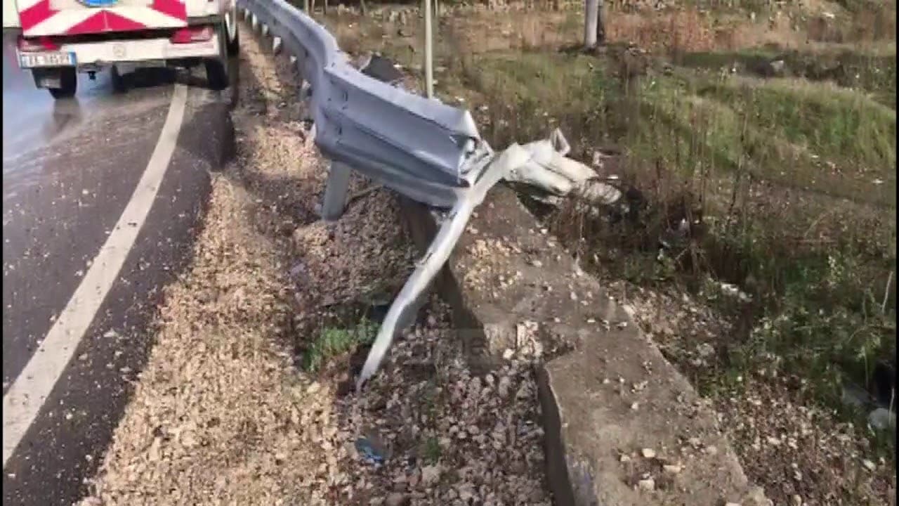 Fermeri po kalonte rrugën me karrocë, përplaset për vdekje nga furgoni