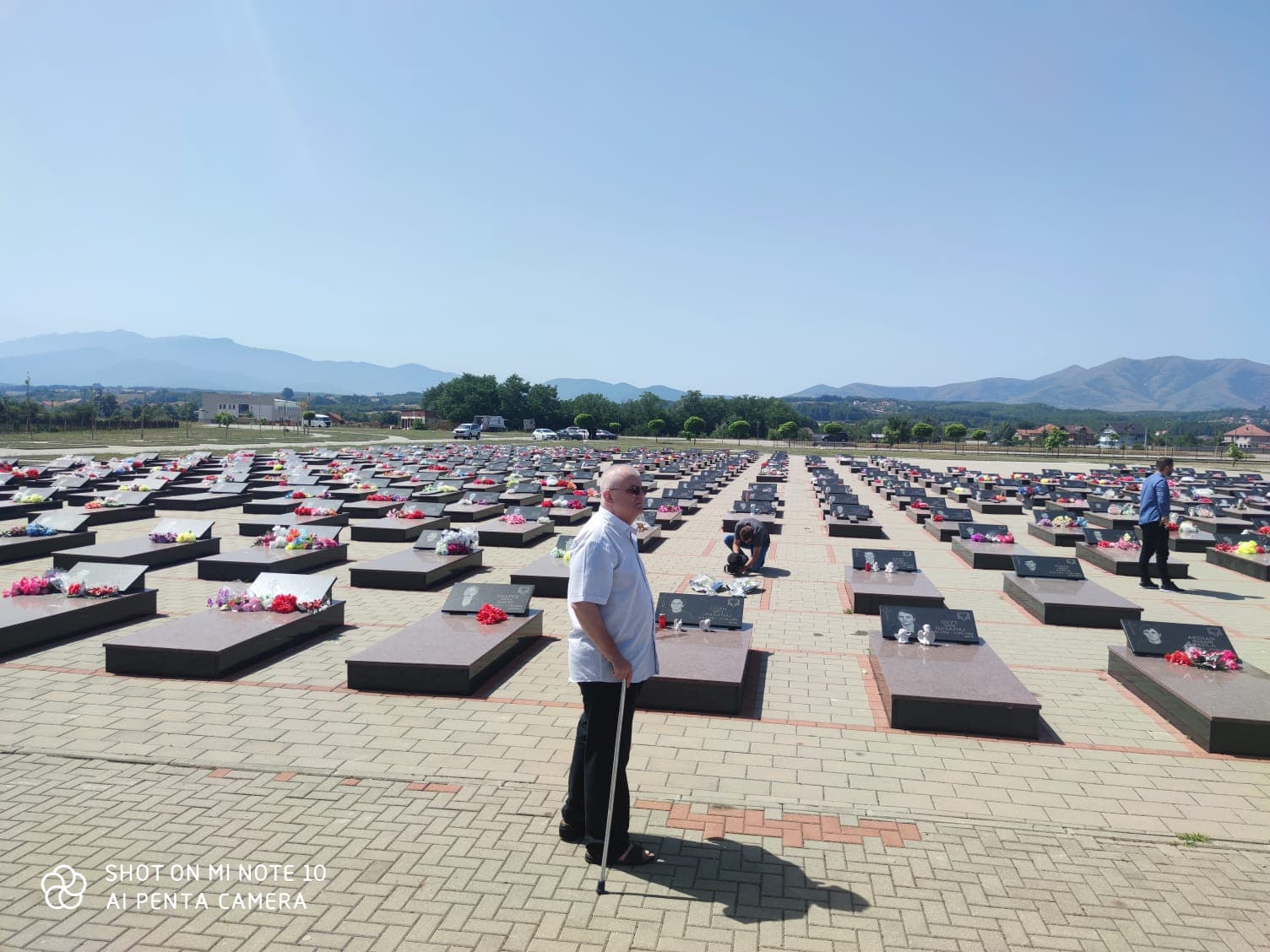      Politikani serb Nenad Çanak viziton varrezat e masakrës së Mejës në Gjakovë