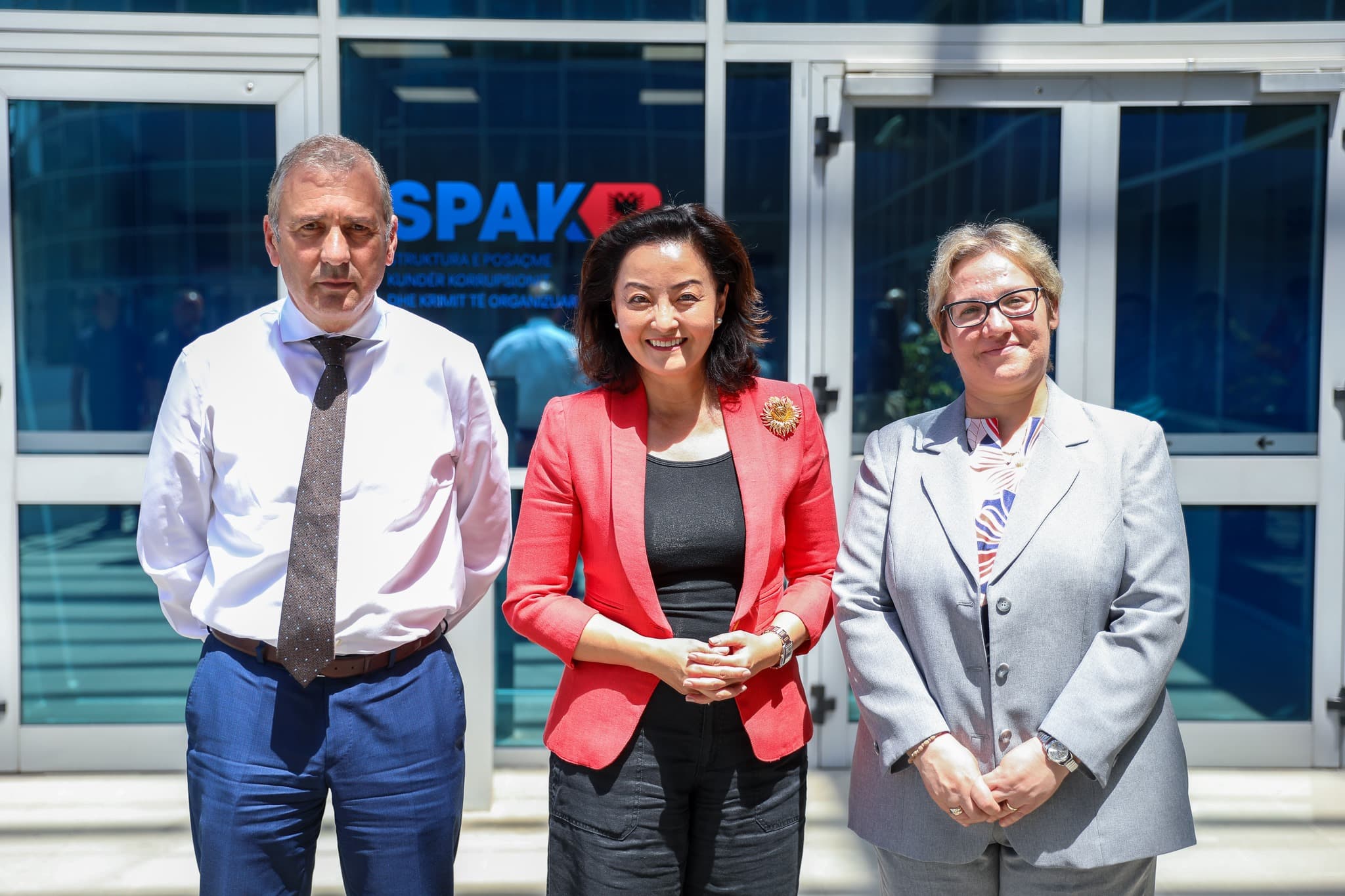 Ambasadorja Kim takohet me hetuesit e BKH-së: Këmbëngulni në punën tuaj të vështirë
