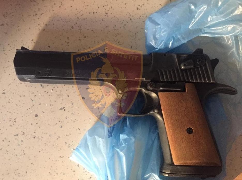 Kërcënon me armë ish-bashkëshorten, arrestohet 43-vjeçari në Sauk