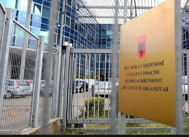 Drogë në makinë, GJKKO lë në burg efektivin e policisë dhe 2 shokët e tij