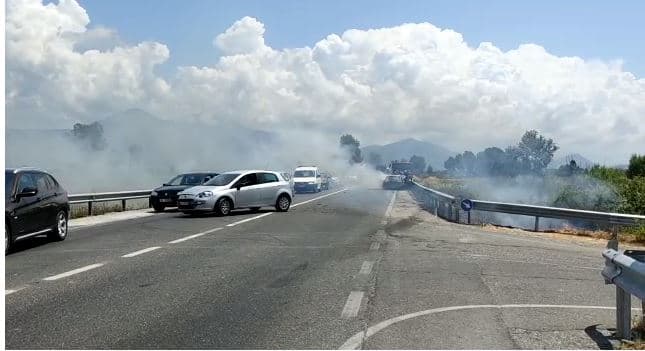 Aksidentohen dy makina në Lezhë, njëra prej tyre përfshihet nga flakët