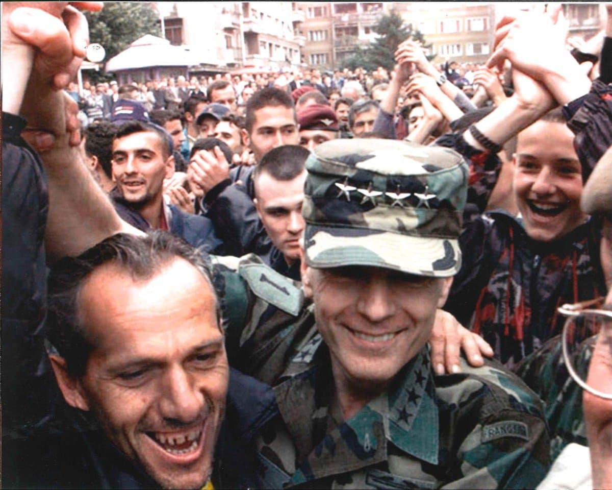 Ish-komandanti i NATO-s, Wesley Clark më 7 korrik në Kosovë