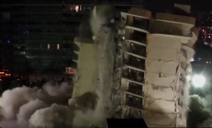 Shembet me eksploziv pjesa e mbetur e ndërtesës 12-katëshe në Miami (VIDEO)