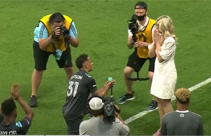 Propozimi në fushë, futbollisti surprizon të dashurën e tij (Video)
