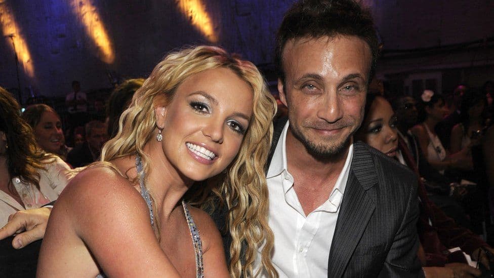 Menaxheri i Britney Spears jep dorëheqjen pas 25 vitesh