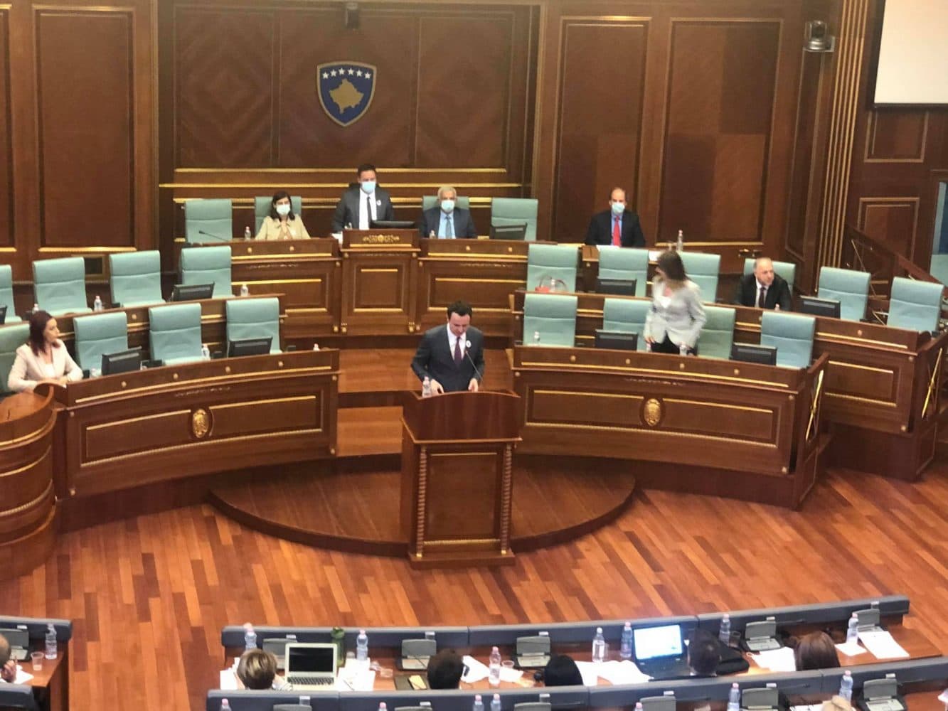 Kuvendi voton rezolutën për gjenocidin në Srebrenicë/ Kurti paralajmëron padi ndaj Serbisë