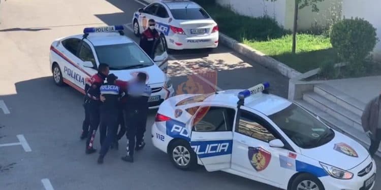Plagosi me armë kushëririn pas debatit, pranga 66-vjeçarit në Fier