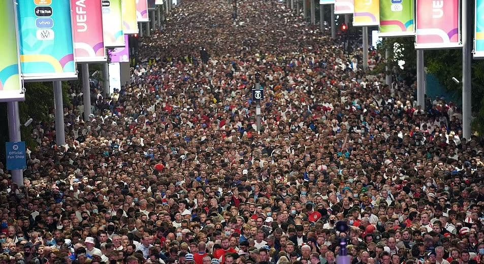 Mijëra tifozë pa maska pas ndeshjes, ekspertët: Rastet mund të shkojnë 100.000 në ditë
