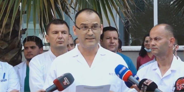 Arrestimi i bluzave të bardha, mjekët e Traumës në protestë: Problem sistemi (VIDEO)