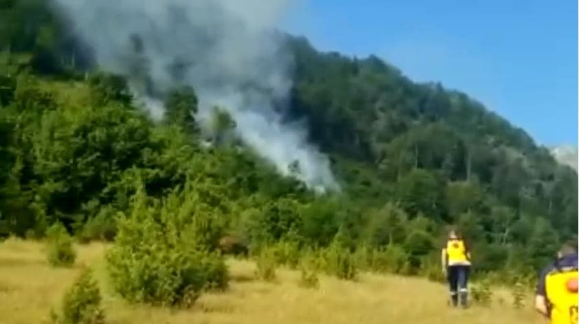 Video/ Zjarr në Vermosh, zjarrfikësit në "luftë" me flakët