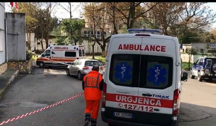 Gjendet i pajetë në shtëpinë e tij i moshuari në Korçë, fqinjët alarmohen nga era e rëndë
