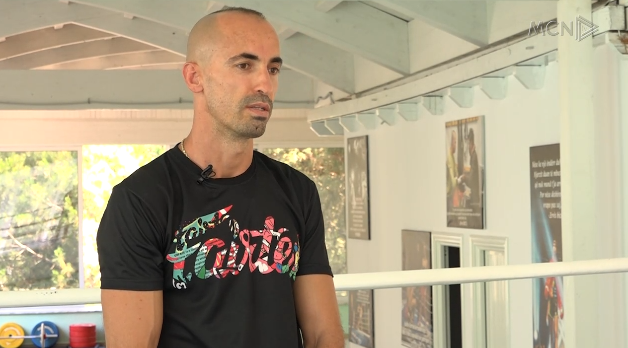 Kampioni që stërvitet në mal (VIDEO)